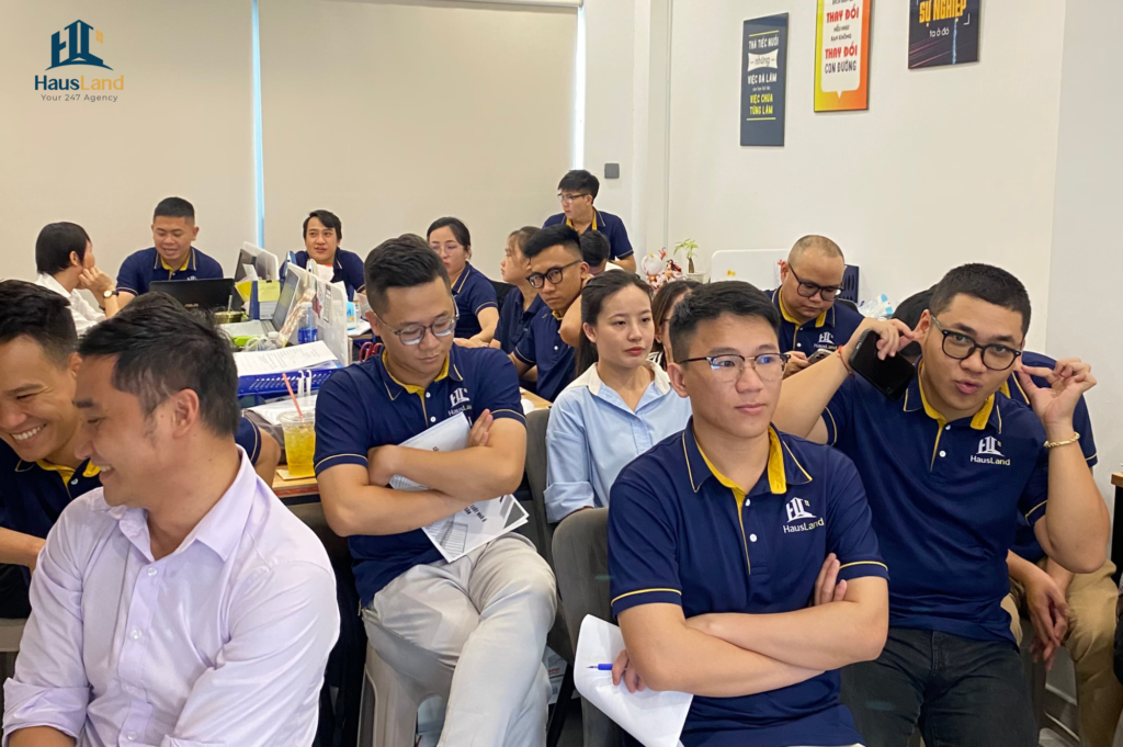 Buổi Đào Tạo Cập Nhật "Kiến thức Pháp lý Bất động sản - Luật Nhà ở 2023, Luật Kinh doanh Bất động sản 2023 & Luật đất đai 2024” 3 HausLand Team có mặt đầy đủ tại buổi đào tạo nội bộ