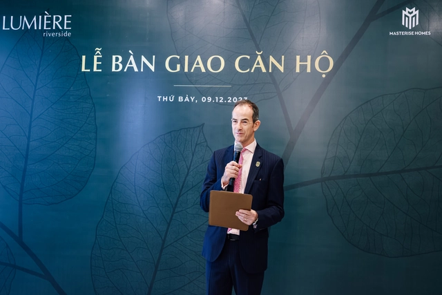Masterise Homes chính thức bàn giao LUMIÈRE riverside, dự án thứ 4 trong năm 2023 7 Ông Julian Wyatt - Giám đốc Điều hành Masterise Property Management chia sẻ niềm vui cùng quý cư dân