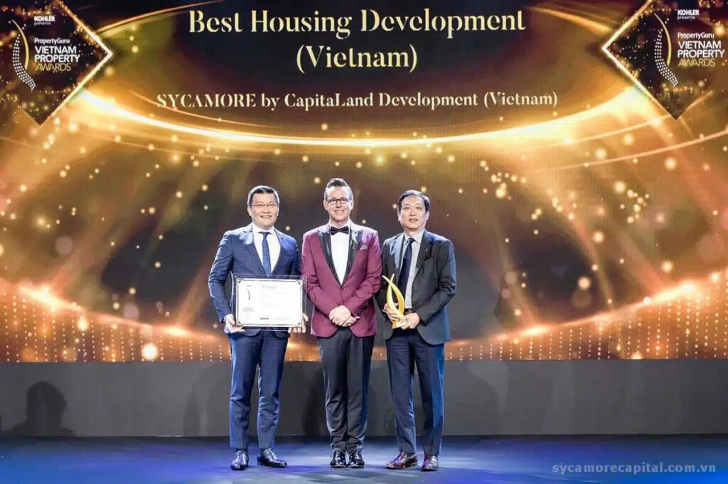 Vị thế hùng mạnh của Chủ đầu tư CapitaLand - Các dự án tiêu biểu của Capitaland tại Việt Nam 2 Đại diện từ CapitaLand nhận Giải thưởng Dự án nhà ở xuất sắc tại Việt Nam cho Sycamore
