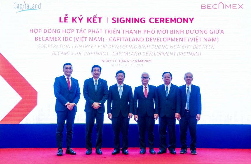 Dấu ấn 3 thập kỷ phát triển của CapitaLand Development tại Việt Nam 5 Đại diện CLD (Việt Nam), đại diện Tỉnh ủy Bình Dương và đại diện Tổng công ty Becamex IDC tại lễ ký kết hợp tác phát triển dự án thuộc thành phố mới Bình Dương.