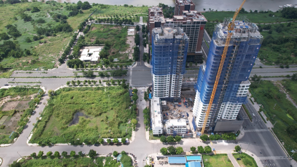 Thủ Thiêm Zeit River sắp hoàn thiện thi công (4/10/2023) 2 Thu Thiem Zeit River cất nóc hai tòa tháp. Ảnh: VGSE